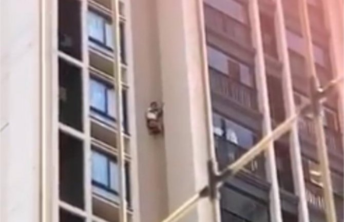 Švaleracija mu došla glave: Muškarac u donjem vešu visio sa zgrade (VIDEO)