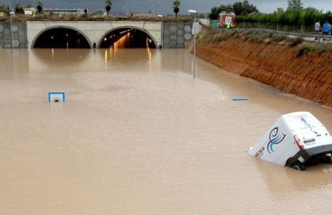 Poplave u Španiji odnijele 6 života, evakuisane stotine ljudi na jugoistoku(VIDEO)