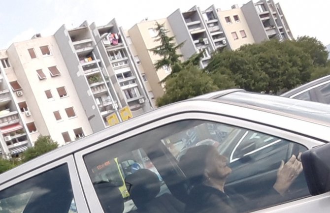 Svi joj se dive: Baba Neda vozi se po gradu u Mercedesu 190 (FOTO)