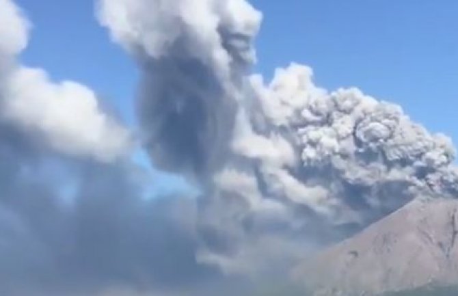 Eruptirao jedan od najaktivnijih japanskih vulkana: Oblak pepela do 4000 metara iznad vulkana (VIDEO)