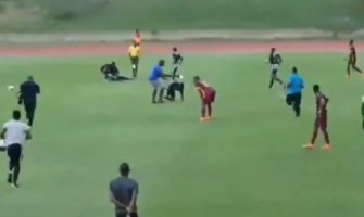 Fudbalere pogodio grom tokom utakmice (VIDEO)
