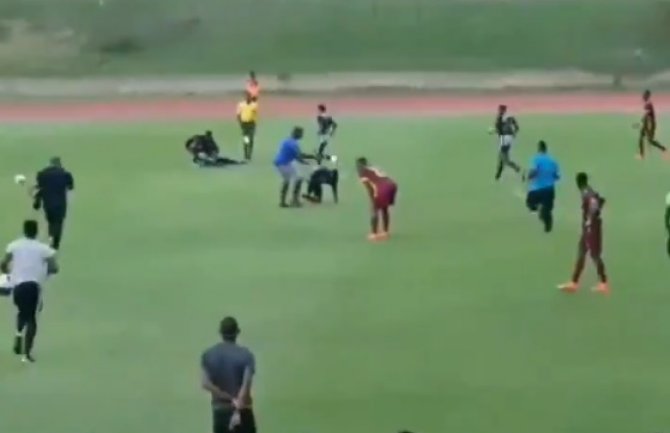 Fudbalere pogodio grom tokom utakmice (VIDEO)