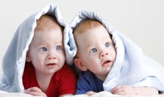 Otac novorođene blizance označio markerom da bi mogao da ih razlikuje