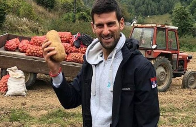 Kada nije na terenu Đoković se najprijatnije osjeća u prirodi: Među svojima na selu u polju na vađenju krompira