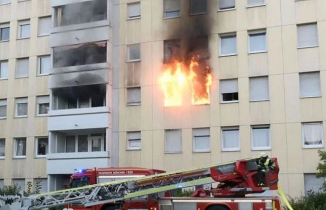 Električni trotinet zapalio zgradu, deset osoba povrijeđeno