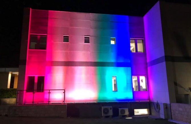 Američka ambasada večeras sija duginim bojama u čast Parade ponosa (FOTO)