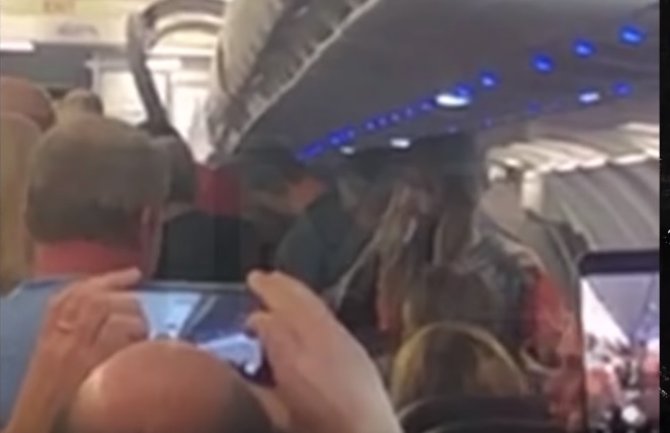 Drogirani putnik napravio haos, avion prinudno sletio(VIDEO)