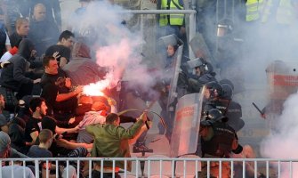 Incident na stadionu: Sukob navijača Zvedze i policije na tribinama (VIDEO)