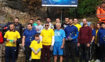 Đaci, aktivisti i građani očistili Sinjavac, i gradonačelnik zasukao rukave