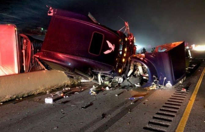 Nesreća na autoputu: Prevrnuo se kamion sa 20 tona nutele