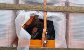 Šok na granici: Migranti otkriveni u metalnim kavezima(FOTO)