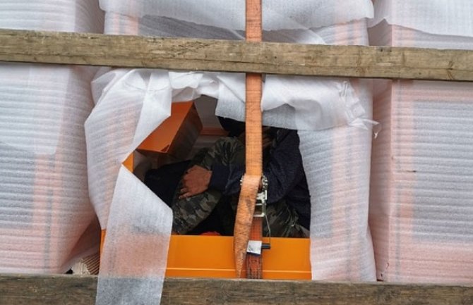 Šok na granici: Migranti otkriveni u metalnim kavezima(FOTO)