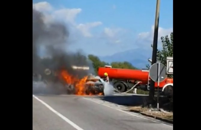 Na putu Podgorica - Bar izgorio automobil(VIDEO)