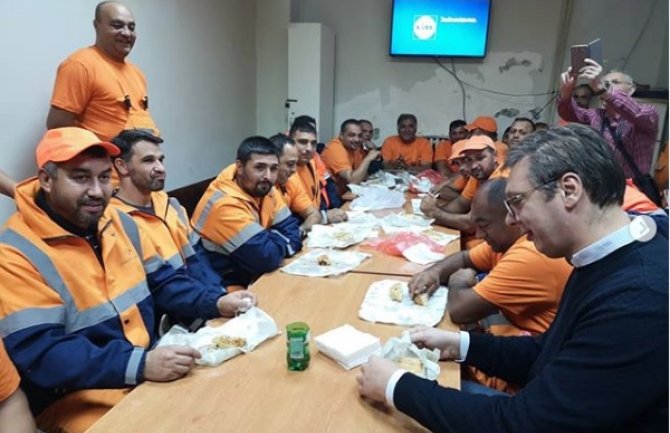 Vučić jeo burek u ponoć sa radnicima čistoće, pa se pridružio policiji u noćnoj kontroli(VIDEO)