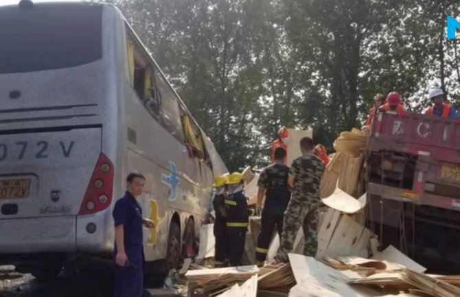 Težak sudar autobusa i kamiona: 36 mrtvih, devet teško povrijeđeno(VIDEO)