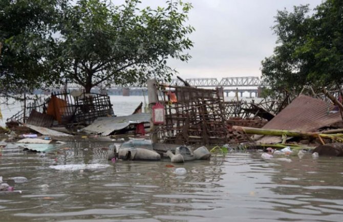 Poplave u Indiji odnijele preko 100 života(VIDEO)