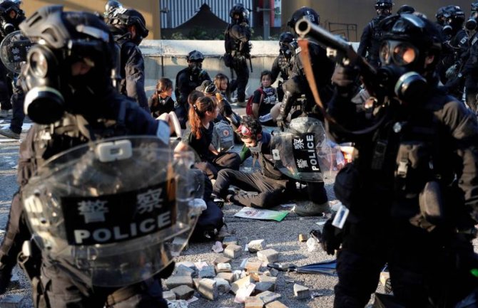 Nasilje u Honkongu: Policija puca na demonstrante, oni koriste kišobrane