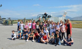 Djeca uživala u druženju sa Vojskom Crne Gore na vojnom aerodromu
