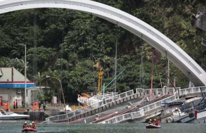 Šest žrtava poslije rušenja mosta u tajvanskom zalivu