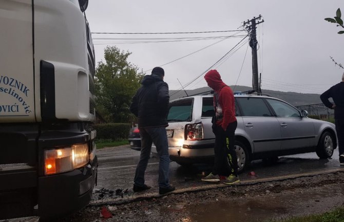 Udes u Potkrajcima: Cistijerna udarila u taksi vozilo(FOTO)
