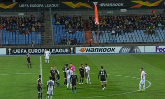 Utakmica prekinuta zbog drona sa zastavom, fudbaleri iznervirani(VIDEO)