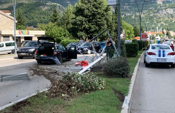 Udes na bulevaru u Budvi: Oštetio bilbord i dio ograde