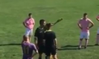 Nezapamćen scenario viđen tokom fudbalskog meča u Srbiji: Sudija isključio svog pomoćnika (VIDEO)