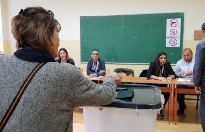 Hapšenja na biračkom mjestu u Kosovskoj Mitrvici