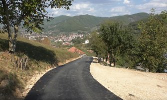 Na teritoriji bjelopoljske opštine izvode se radovi na asfaltiranju 6 seoskih puteva  (VIDEO)
