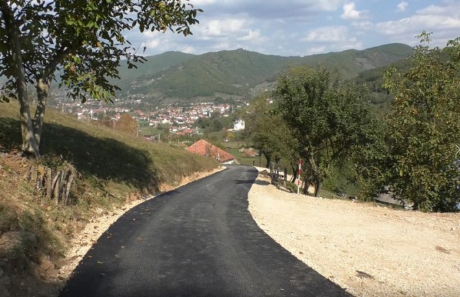 Na teritoriji bjelopoljske opštine izvode se radovi na asfaltiranju 6 seoskih puteva  (VIDEO)