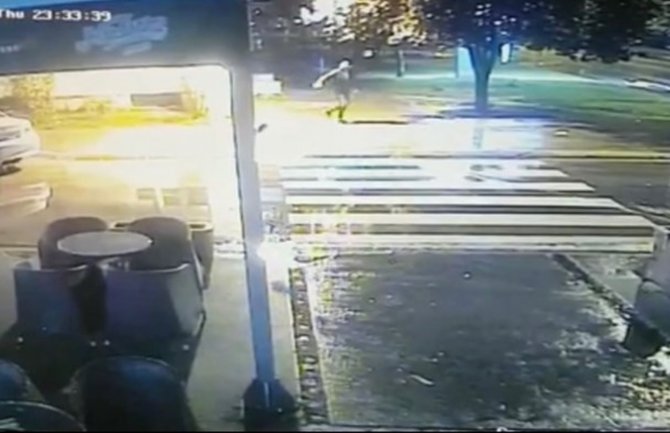 Objavljen snimak bacanja eksplozivne naprave na kafić u Nikšiću, policajci pokušali d auhvate bombaša (VIDEO)