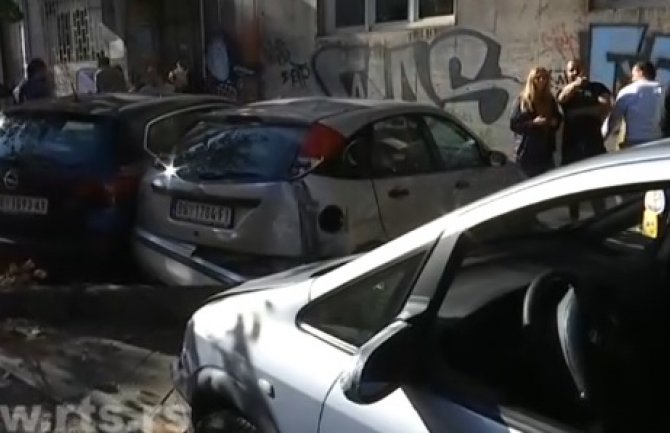 Uletio autom u baštu restorana u Beogradu, tri djevojke povrijeđene, oboreno drvo oštetilo auta