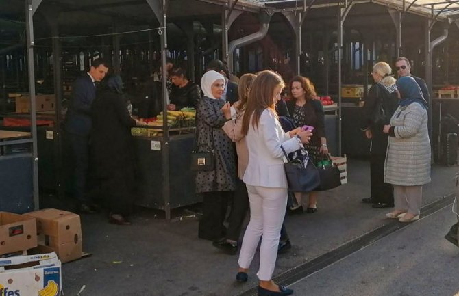 Erdoganova supruga sa beogradske pijace otišla punih ruku: Pazarila pekmez, kukuruz...