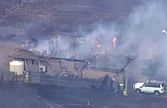 Australija: Oko 500 vatrogasaca  gasi više od 40 požara, 30 kuća izgorjelo