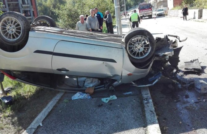 Udes u Pljevljima: Vozilo završilo na krovu, jedna osoba povrijeđena(FOTO)