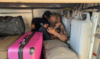 Carinici pronašli migrante među koferima putnika u autobusu