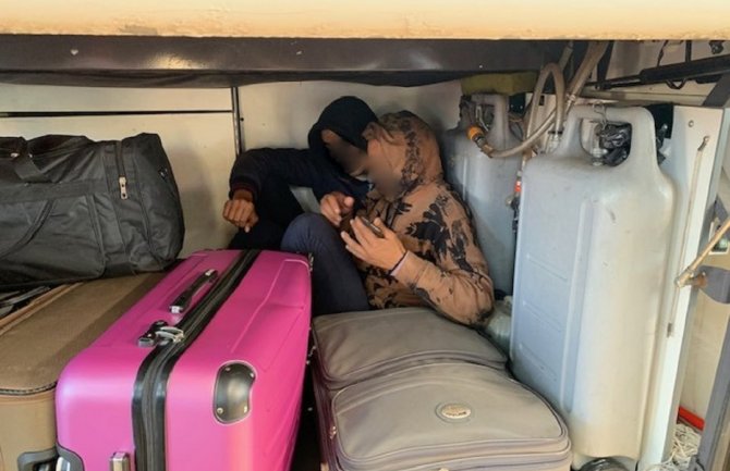Carinici pronašli migrante među koferima putnika u autobusu