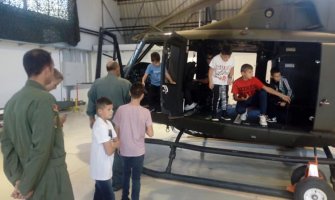 Izlet na vojnom aerodromu za djecu iz Dječijeg doma „Mladost”