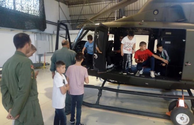 Izlet na vojnom aerodromu za djecu iz Dječijeg doma „Mladost”