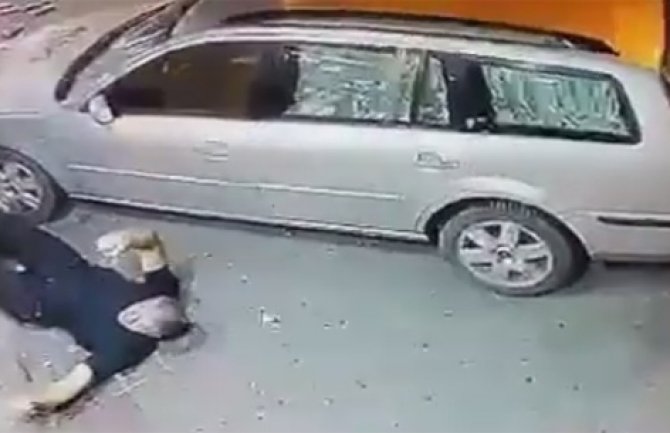 Oborio muškarca automobilom pa ga pretukao jer mu je napao sina (VIDEO)