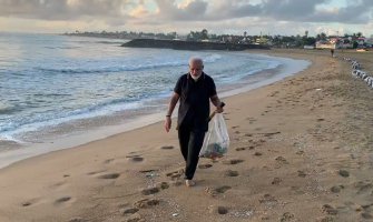Premijer Indije skupljao smeće po plaži(VIDEO)