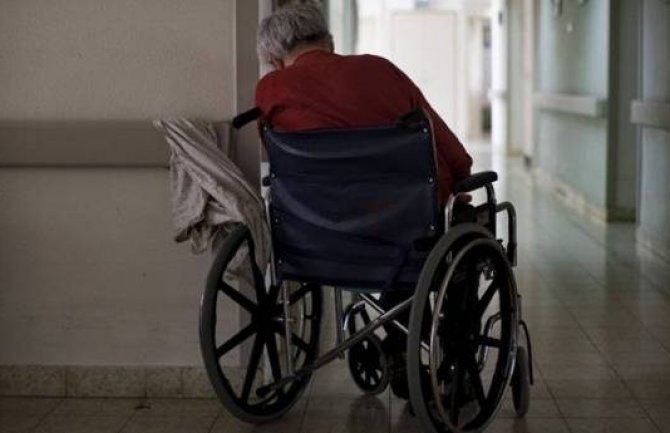 U invalidskim kolicima starice pronađeno skoro tri kilograma kokaina