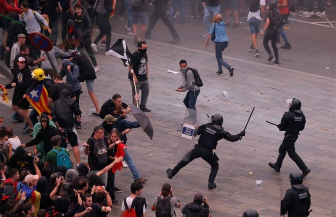 Barselona: U tuči separatista i policije 170 povrijeđenih