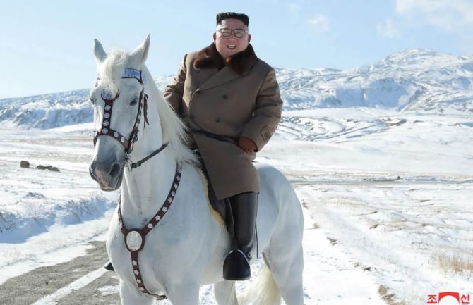 Kim na bijelom konju ka svetoj planini obećao da će savladati međunarodne sankcije 