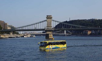 Plutajući autobus glavna atrakcija grada na Dunavu