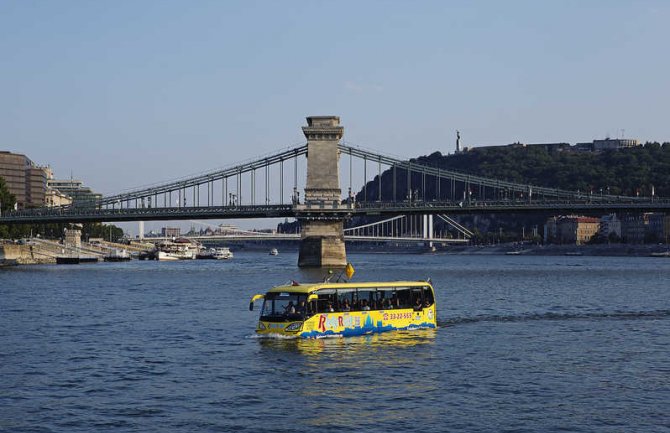 Plutajući autobus glavna atrakcija grada na Dunavu