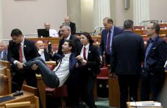 Incidenti u hrvatskom Saboru: Pernara iznijeli iz sale, premijer dobio kesu s đubretom (VIDEO)