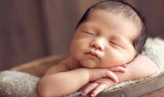 Emotivni video raznježio milione: Tek rođena beba podigla glavu kako bi pogledala svoju mamu