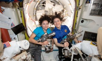 Prvi put u istoriji dvije žene zajedno izašle u svemir (VIDEO)