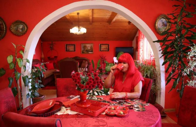 Ova žena već četiri decenije živi život u svim nijansama crvene (FOTO)